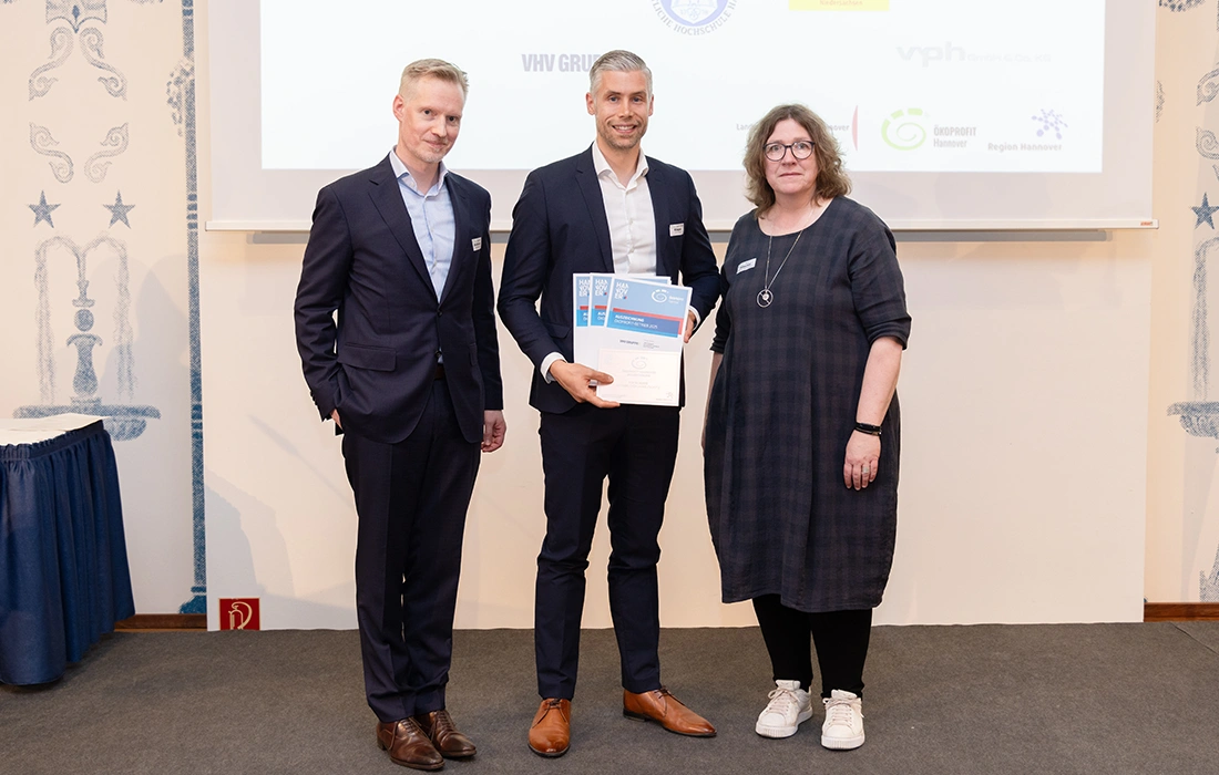 Alexander Skubowius, Fachbereichsleiter Wirtschaft und Beschäftigungsförderung der Region Hannover, Jacob Klages, Nachhaltikeitsmanager der VHV Gruppe und Anja Ritschel, Wirtschafts- und Umweltdezernentin der Landeshauptstadt Hannover. Foto: Iris Terzka, Region Hannover